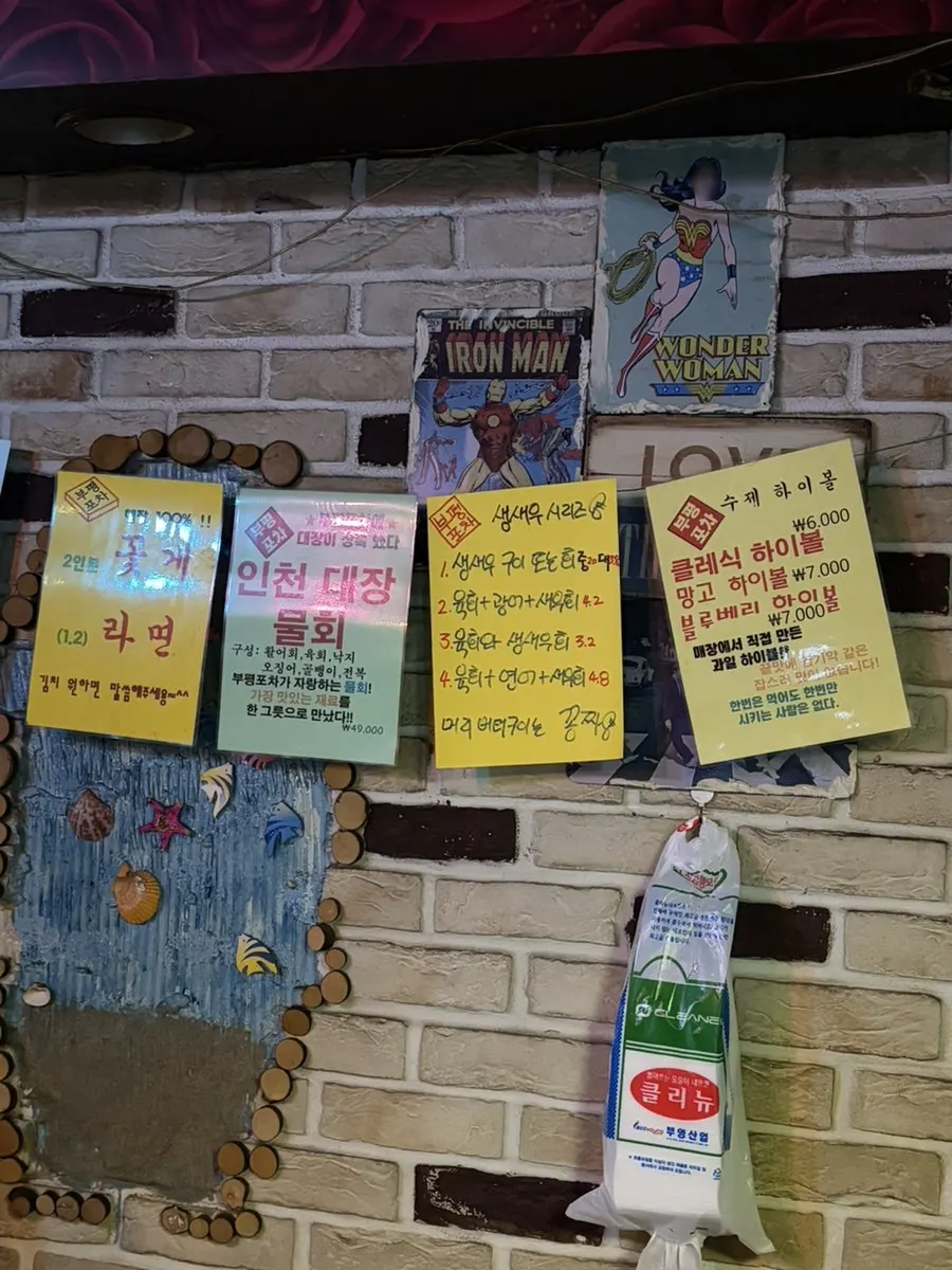 Menu board showing crab ramyeon and highballs