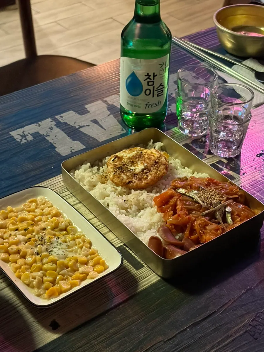 Old-school lunchbox served as a free side dish