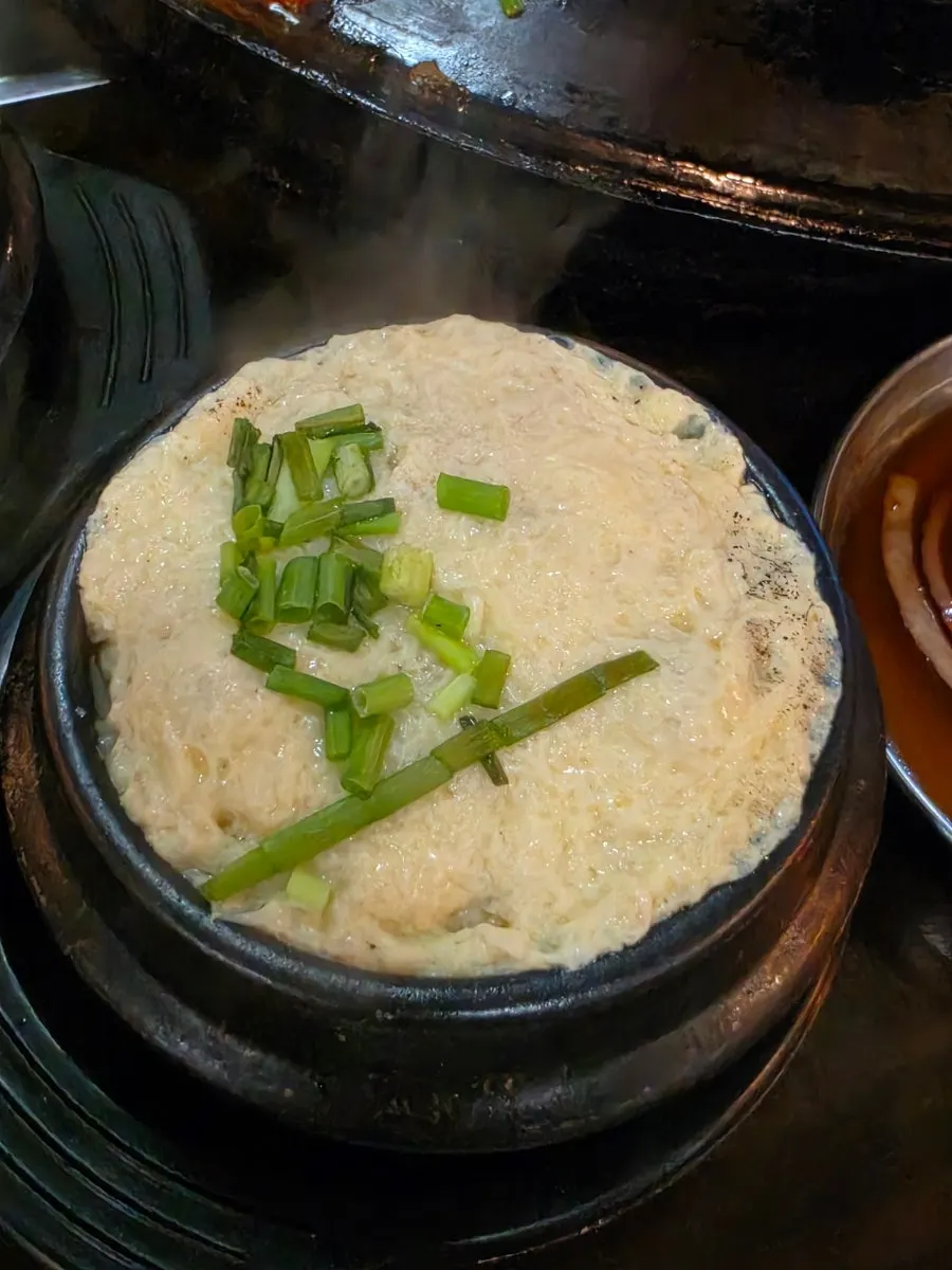 솥뚜껑에 올린 삼겹살과 목살