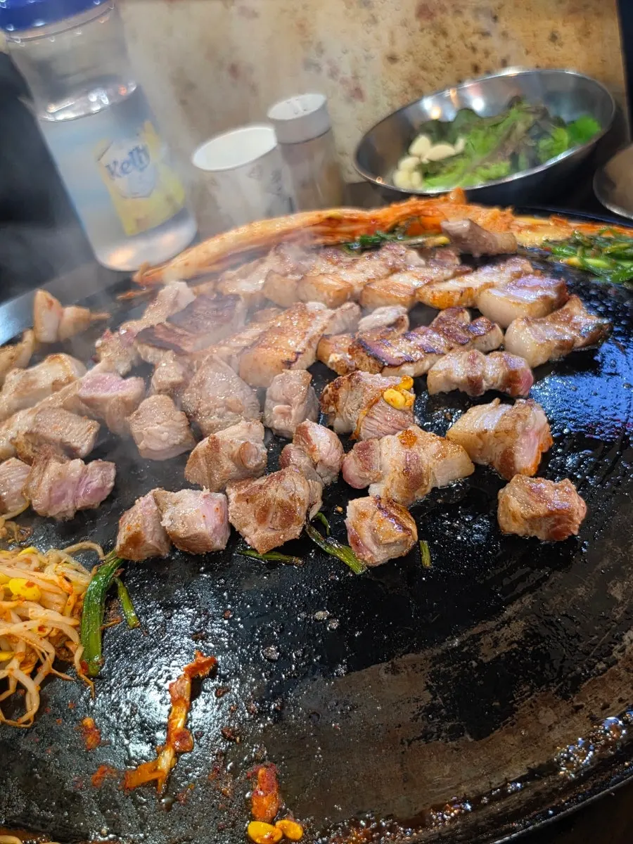 솥뚜껑 위 삼겹살과 목살