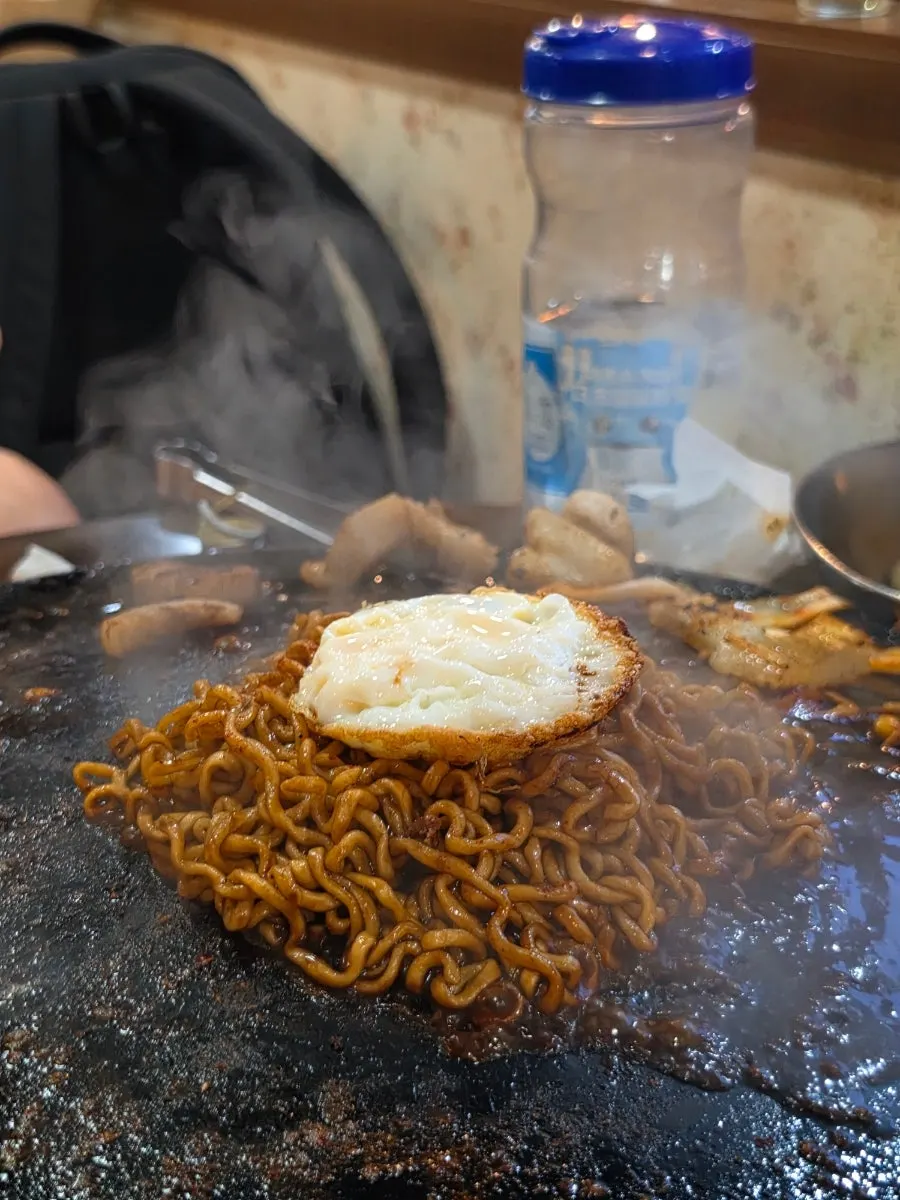 솥뚜껑에서 마무리로 먹는 짜파게티