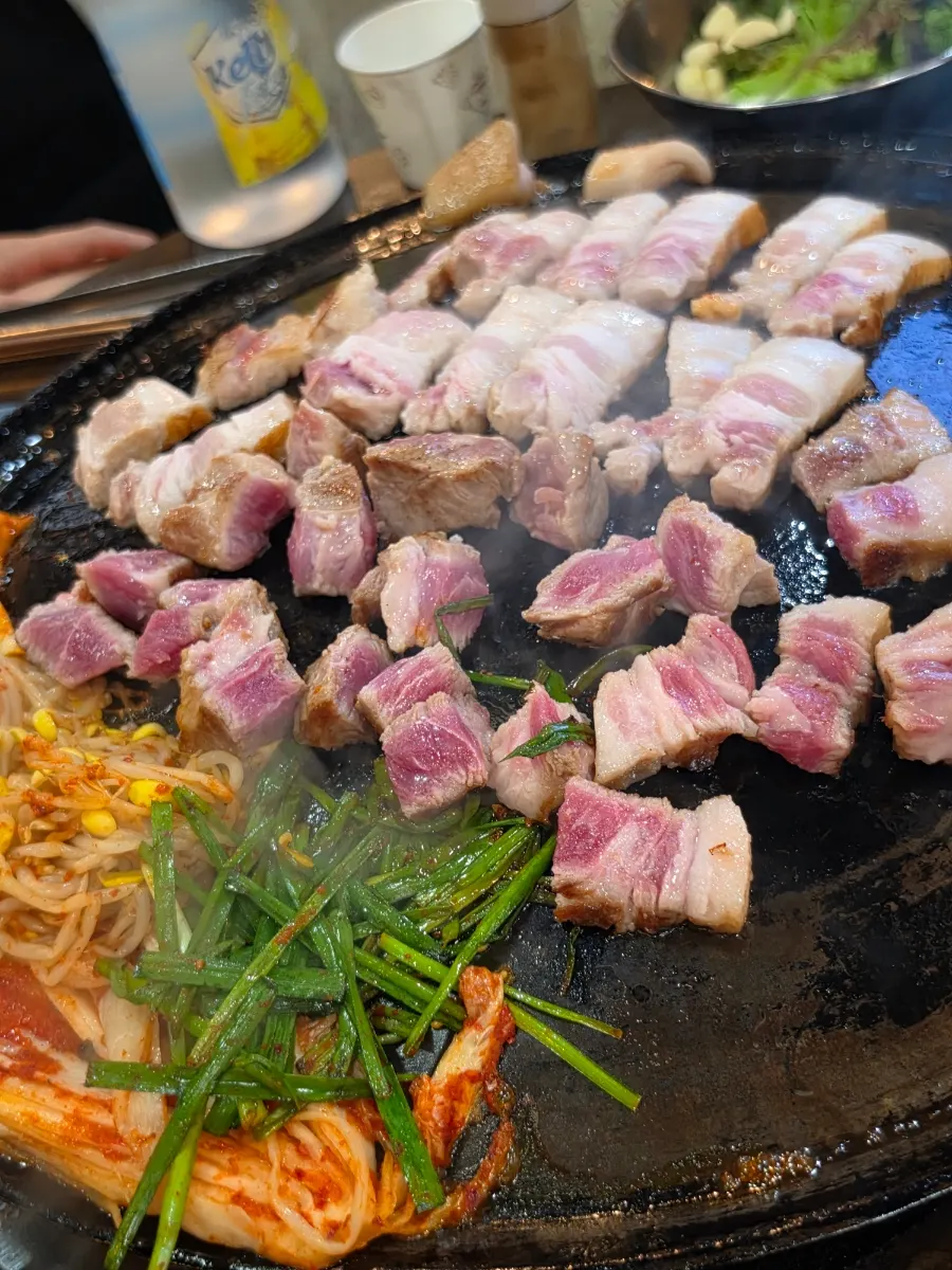 여러 돼지고기 부위를 곁들인 저녁 식사