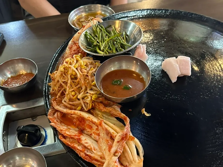 솥뚜껑 위 김치와 콩나물무침, 멜젓