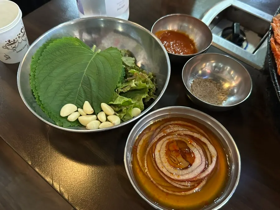 쌈장과 상추 깻잎 등 기본 반찬 상차림
