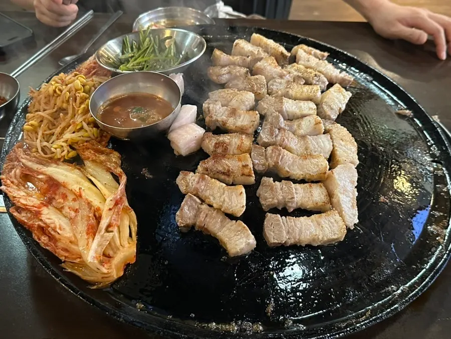 솥뚜껑에 구워지는 통삼겹살
