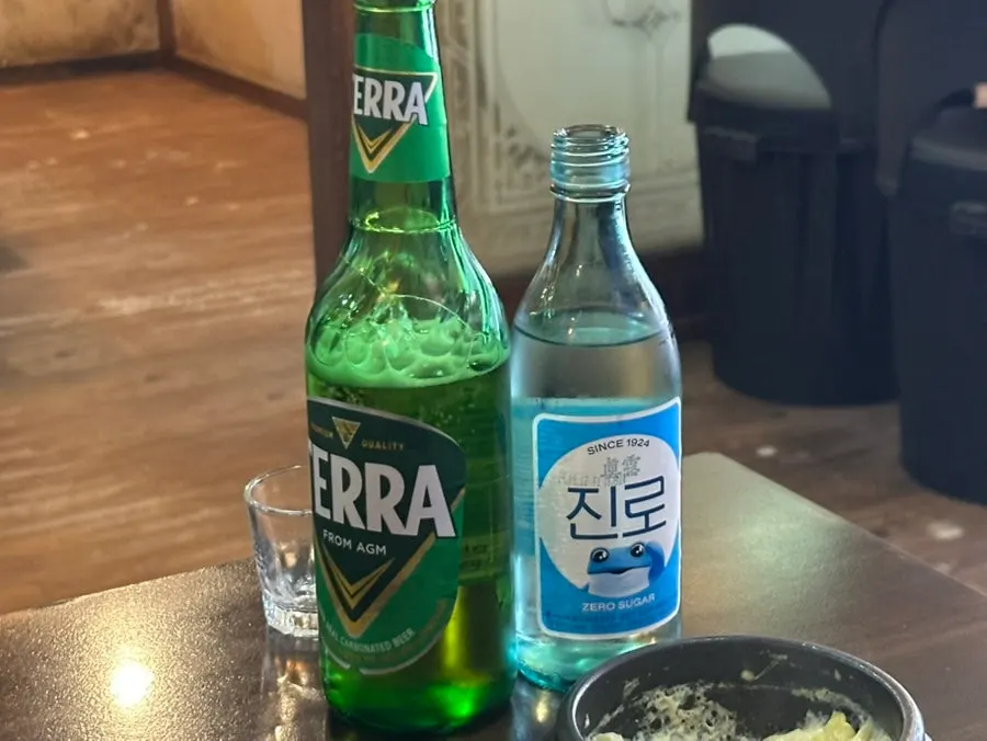 바싹 구워진 삼겹살 한 점