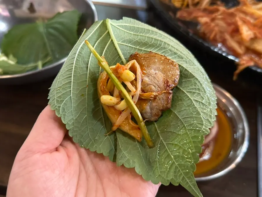 멜젓에 찍은 삼겹살