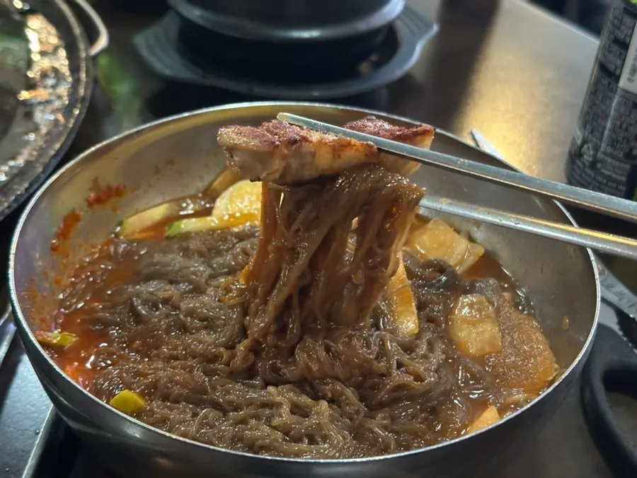 곁들여 주문한 비빔냉면