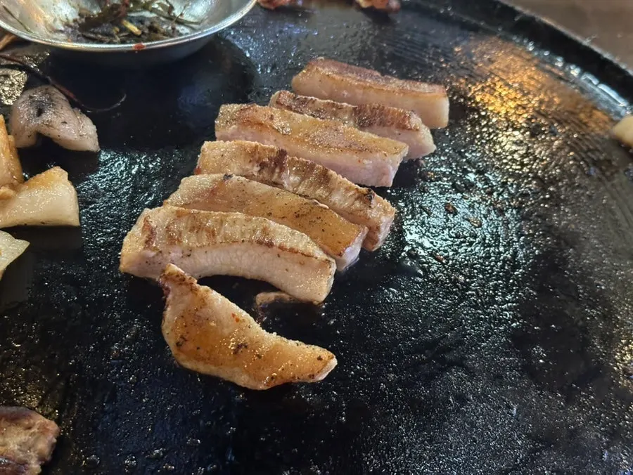 노릇하게 구워 잘라준 항정살
