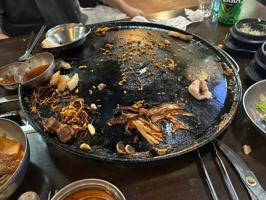 고기를 섞어 먹은 볶음밥 한 숟갈