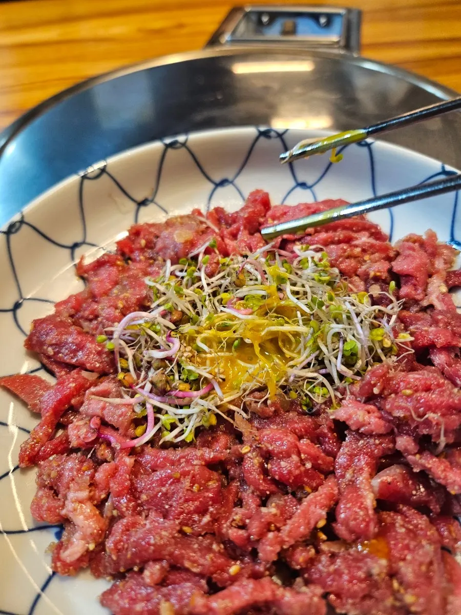 새싹과 노른자를 올린 육회