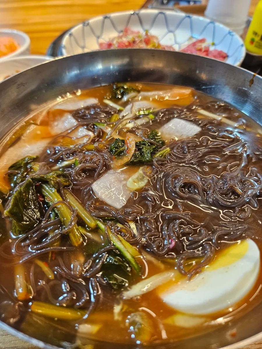 고기와 곁들이는 열무냉면