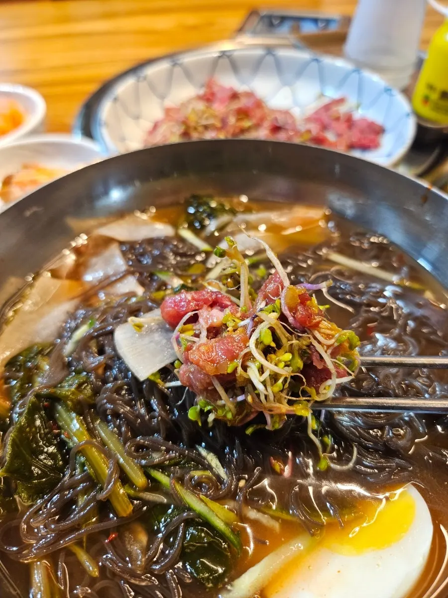 육회와 함께한 열무냉면