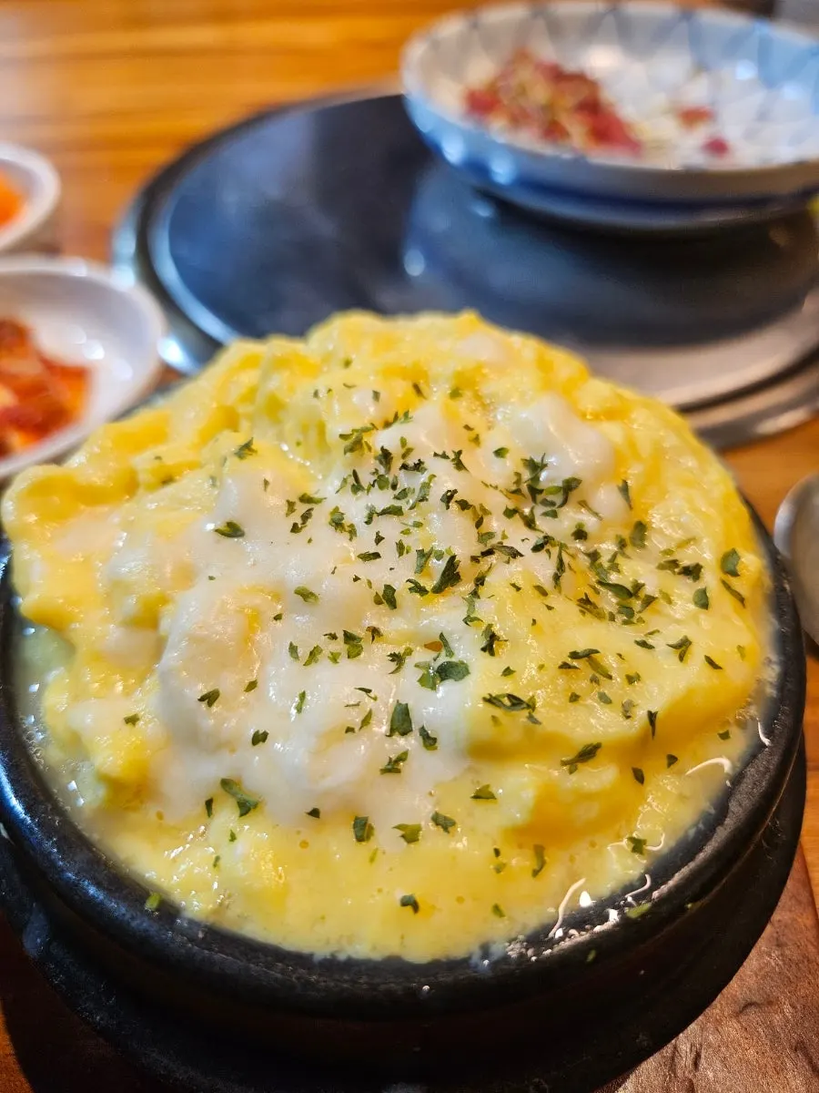 치즈를 올린 뜨끈한 계란찜