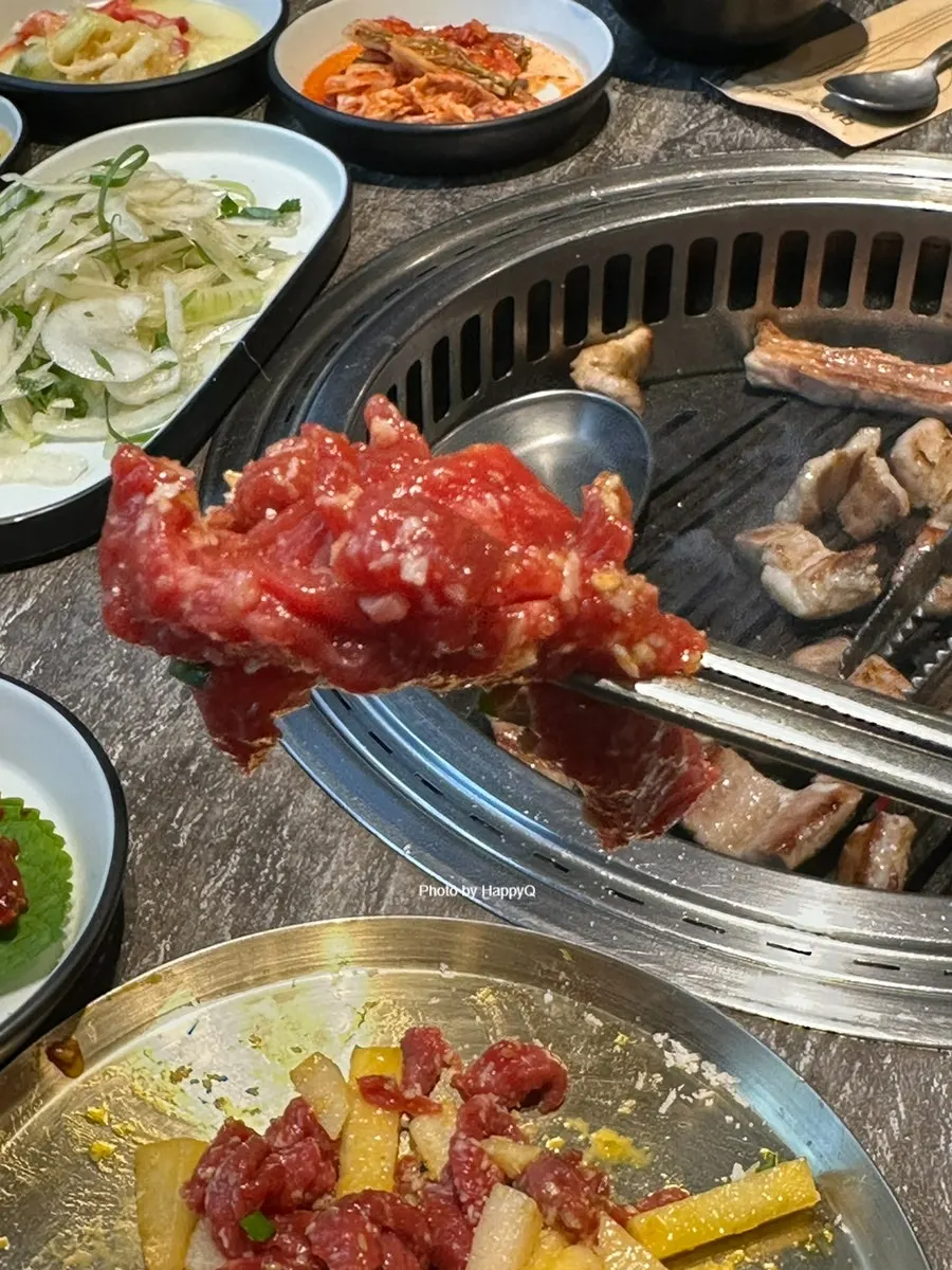 치즈를 곁들인 시그니처 한우육회