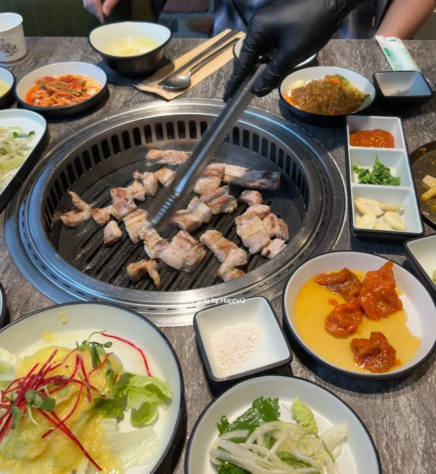 직원이 구워주는 뼈삼겹살