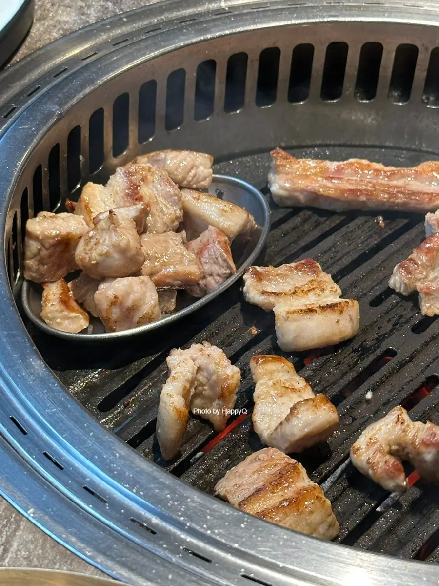 숯불 향 뼈삼겹살 한 점
