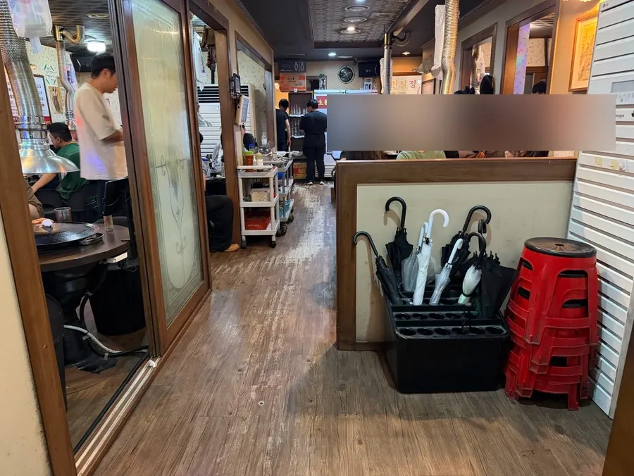 부평역 상권의 고깃집 외관