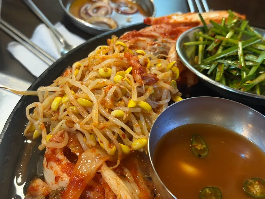 솥뚜껑 불판의 곁들임 찬