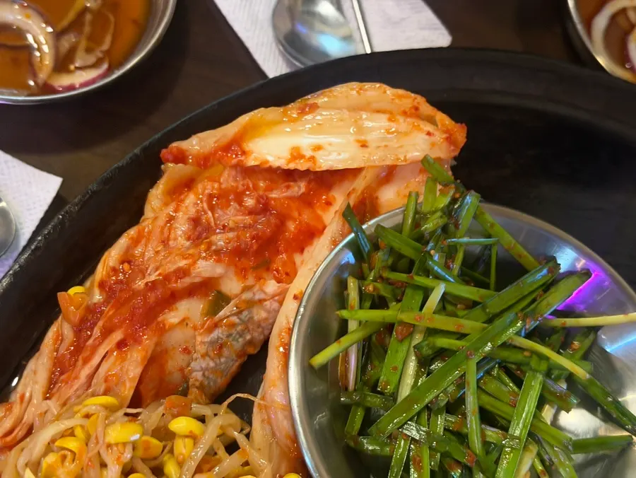 숙성김치와 콩나물 곁들임