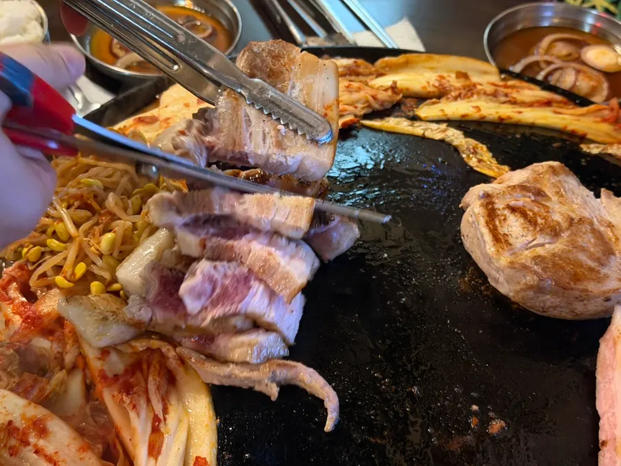 직원이 구워주는 통삼겹과 통목살