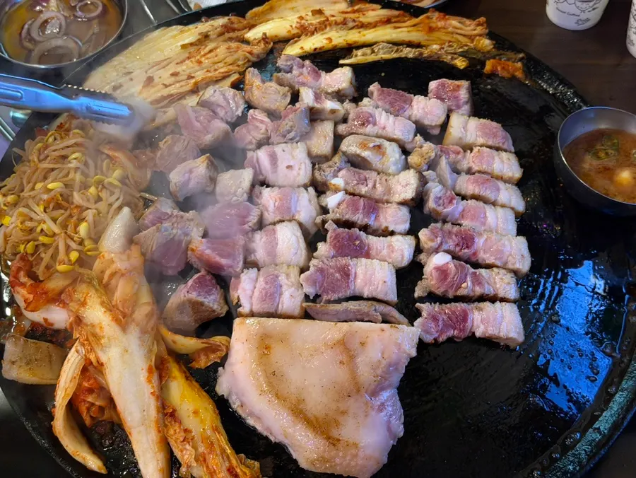 먹기 좋게 자른 솥뚜껑 고기