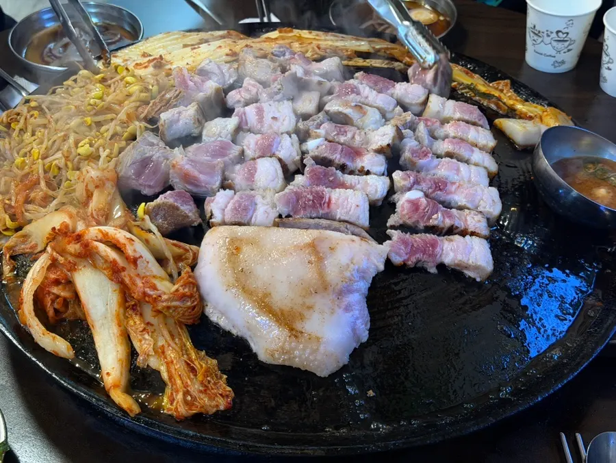 직원 서비스가 진행되는 고기 불판