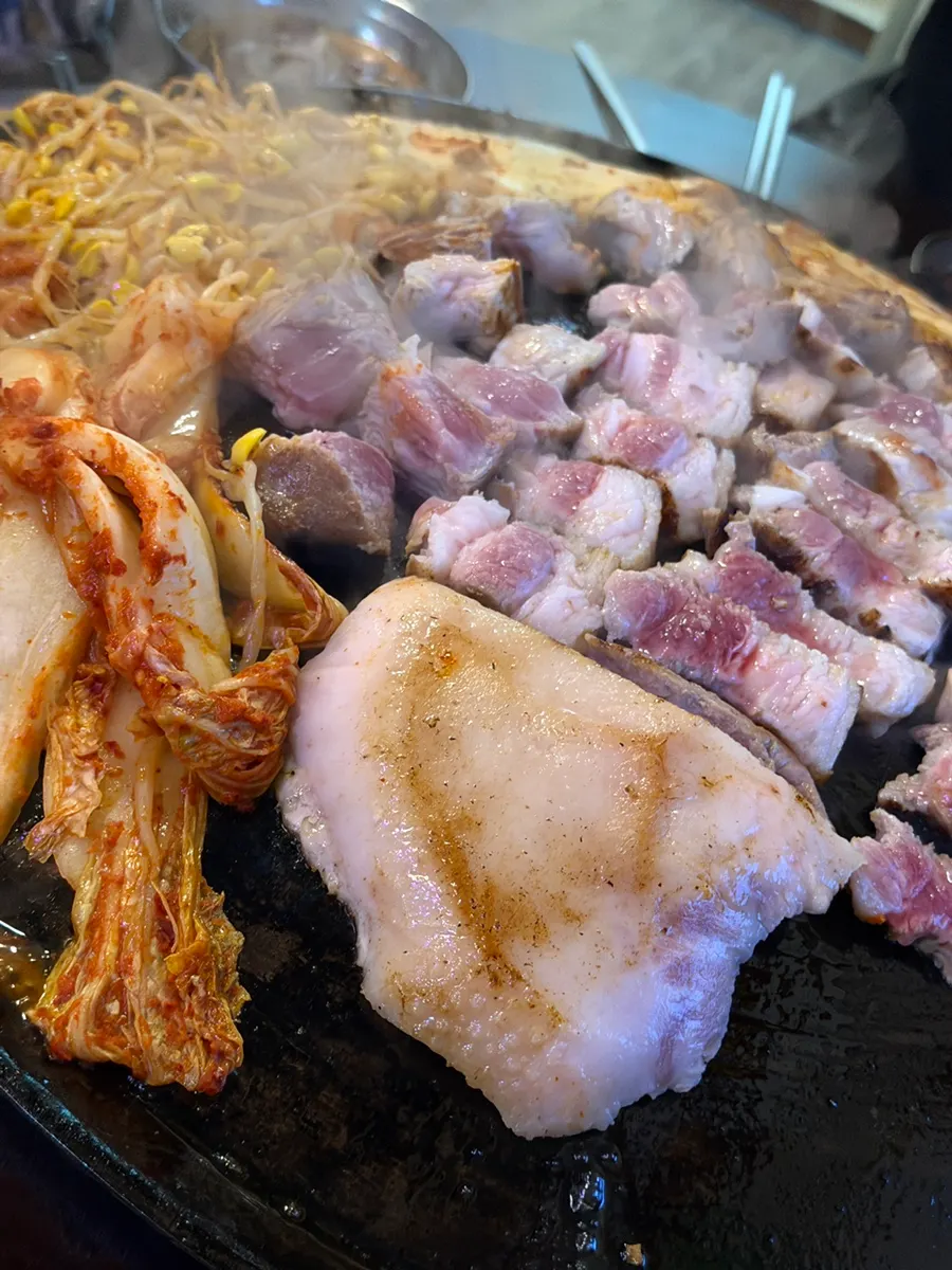 익힘 상태를 살피는 솥뚜껑 고기