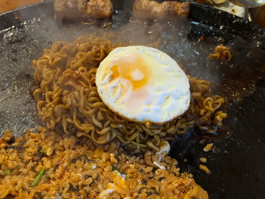 볶음밥과 사이드 메뉴 상차림