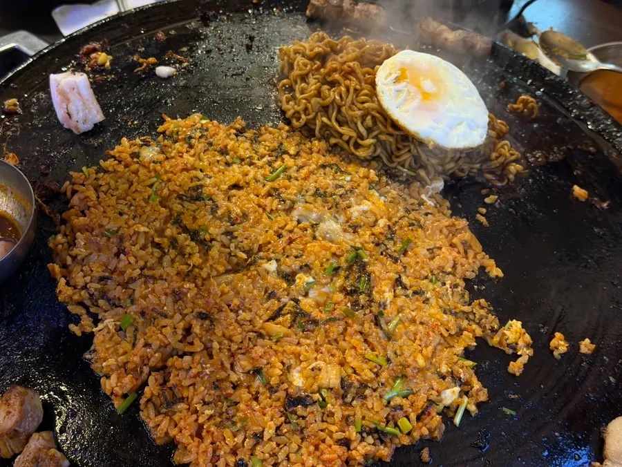 마무리 메뉴가 놓인 불판