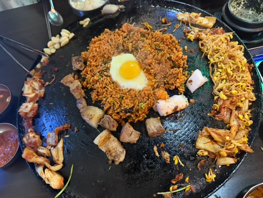 노릇하게 구워진 통삼겹살 한 점