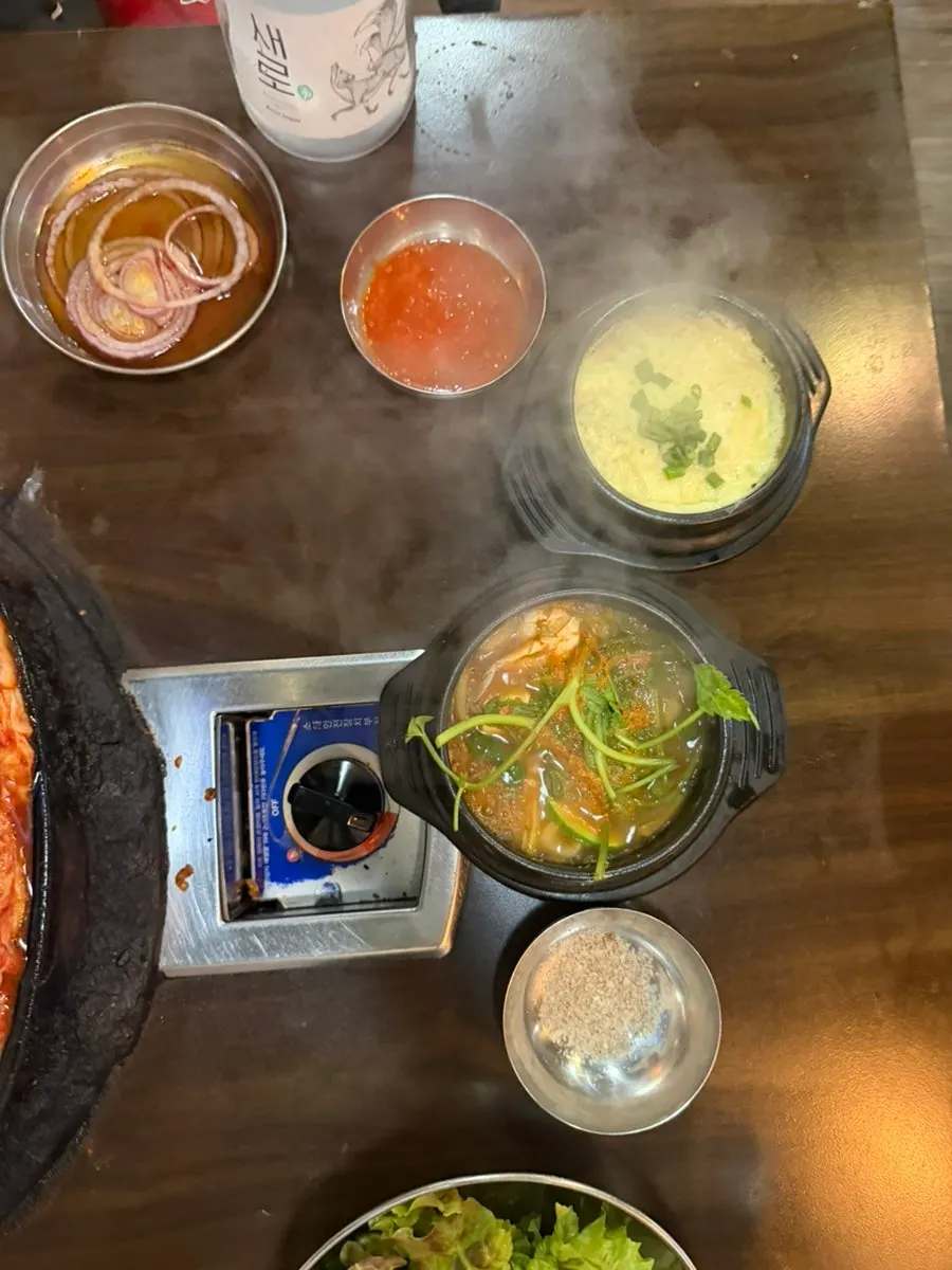 직원이 솥뚜껑에 올려주는 숙성 통삼겹