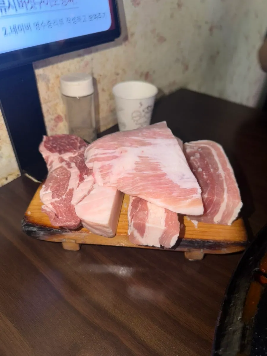 솥뚜껑 가장자리에서 구워지는 김치