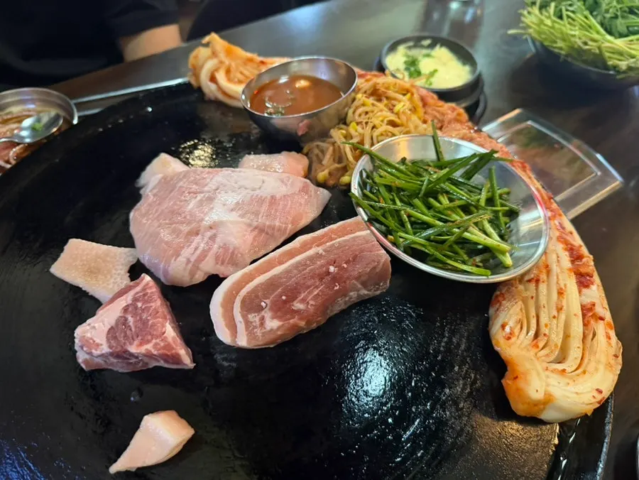 삼겹살 위에 올려 구운 미나리