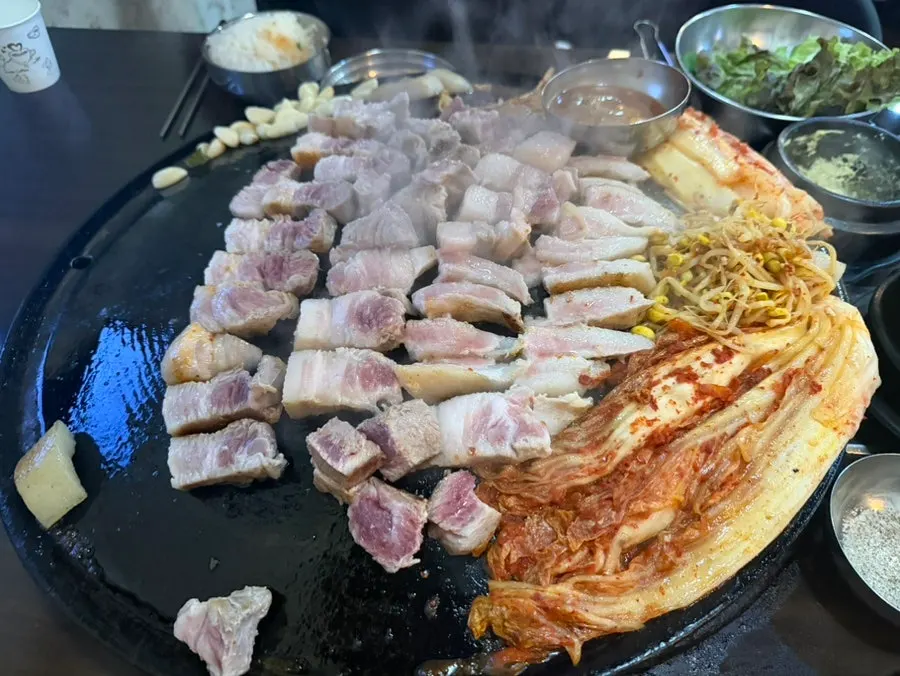 미나리와 함께 구운 삼겹살 한 점