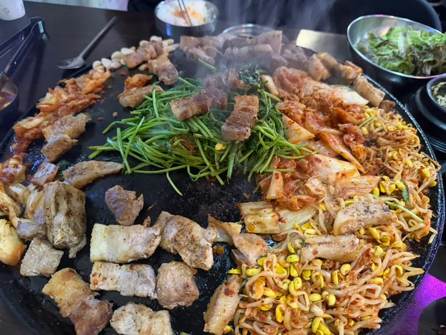 솥뚜껑에 볶는 마무리 볶음밥
