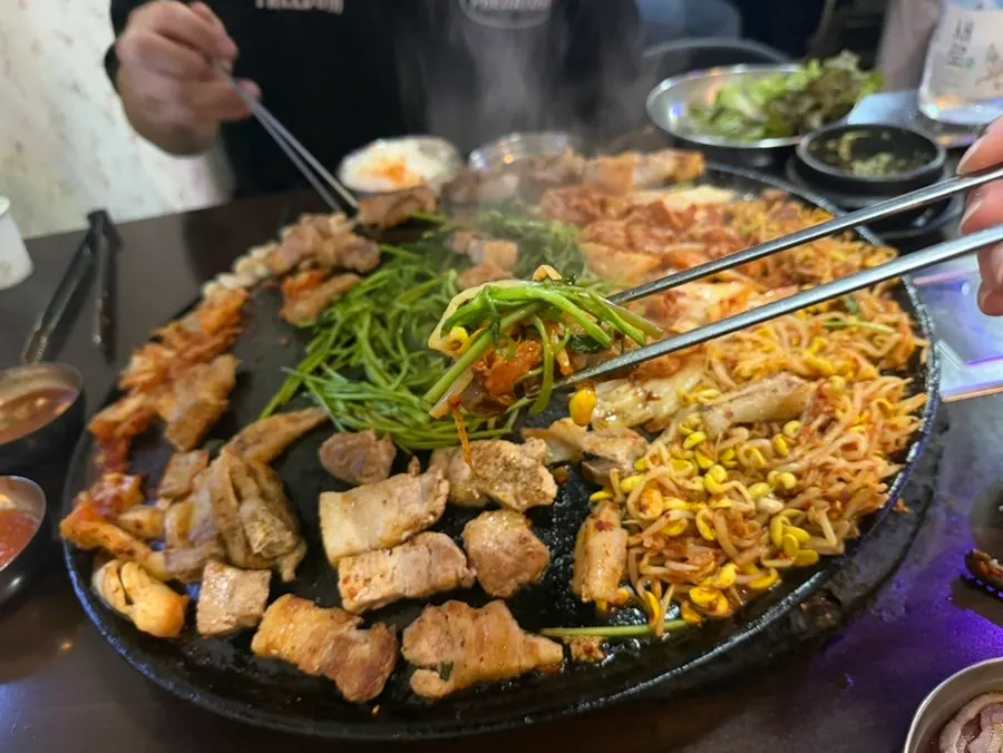 완성된 마무리 볶음밥 한 숟갈