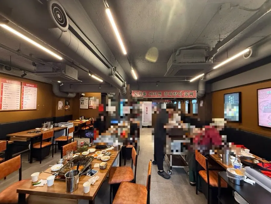 Spacious dining hall interior of Eolkeuni Gamjatang Samgyeopsal with plenty of tables