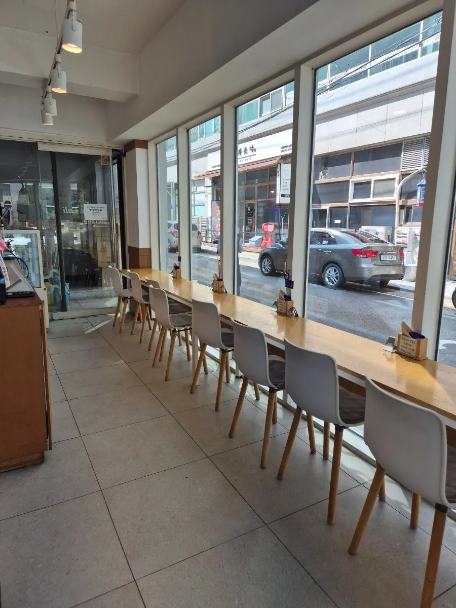 Restaurant seating for solo diners