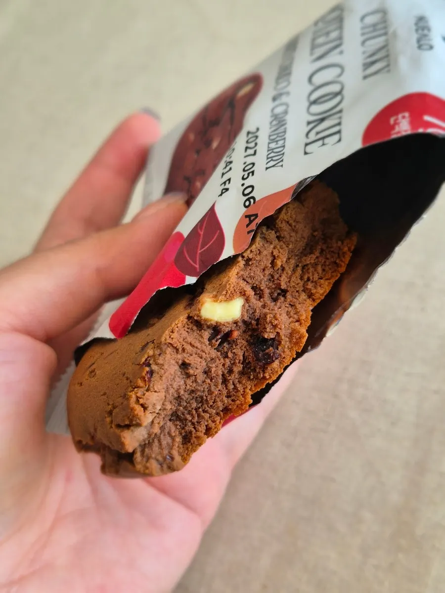 Protein cookie with white chocolate