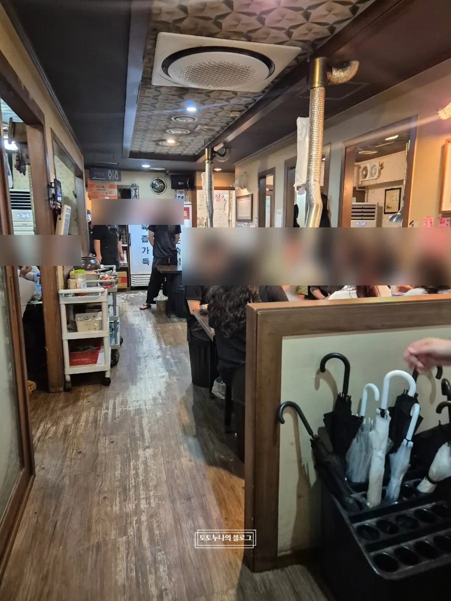 일요일 저녁 손님으로 가득 찬 매장 좌석