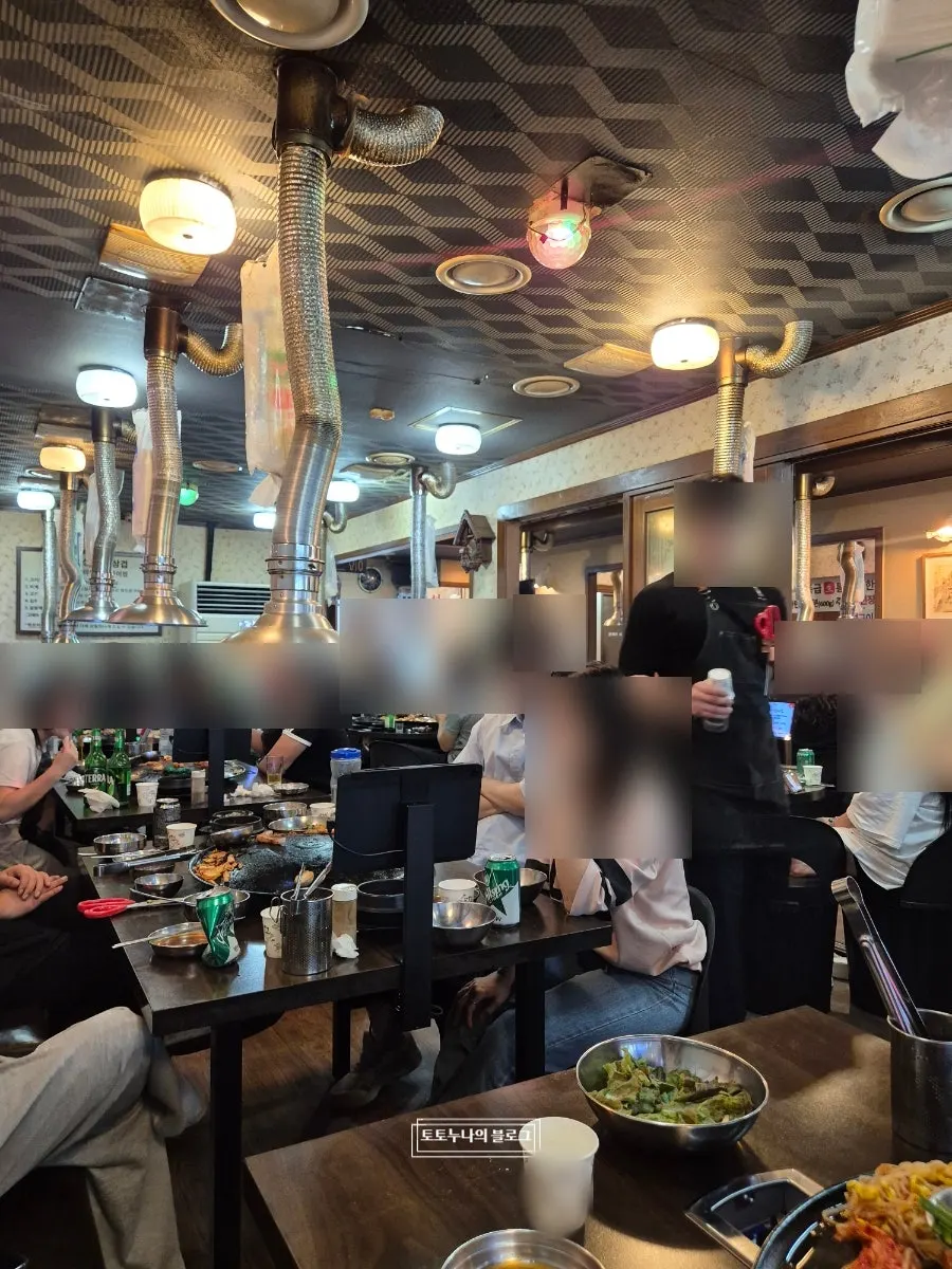 솥뚜껑이 놓인 테이블과 매장 분위기