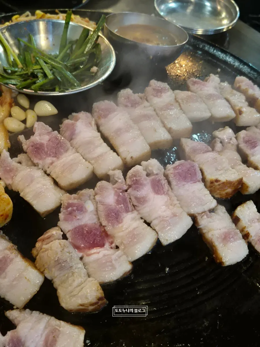 직원이 잘라 나열해준 삼겹살과 김치