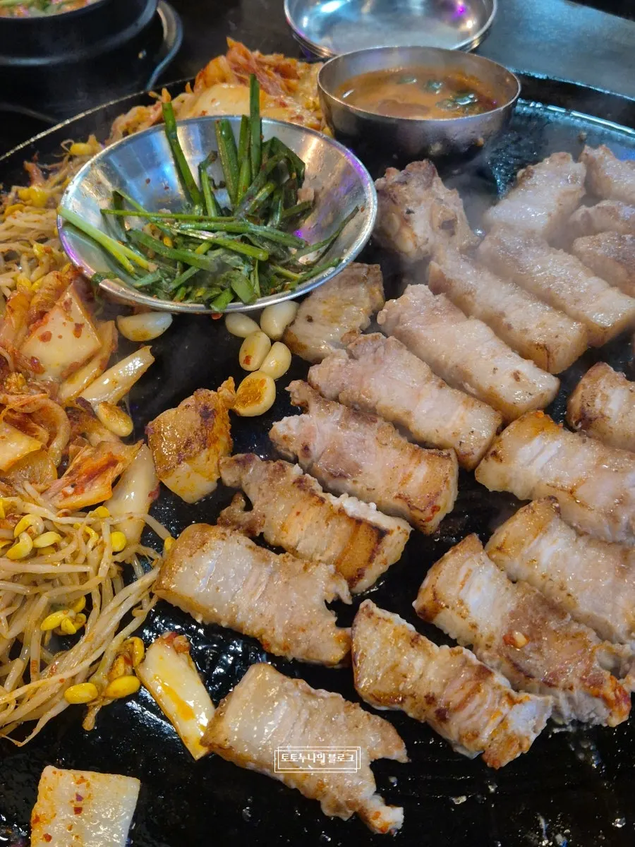 노릇하게 구워진 통삼겹 단면