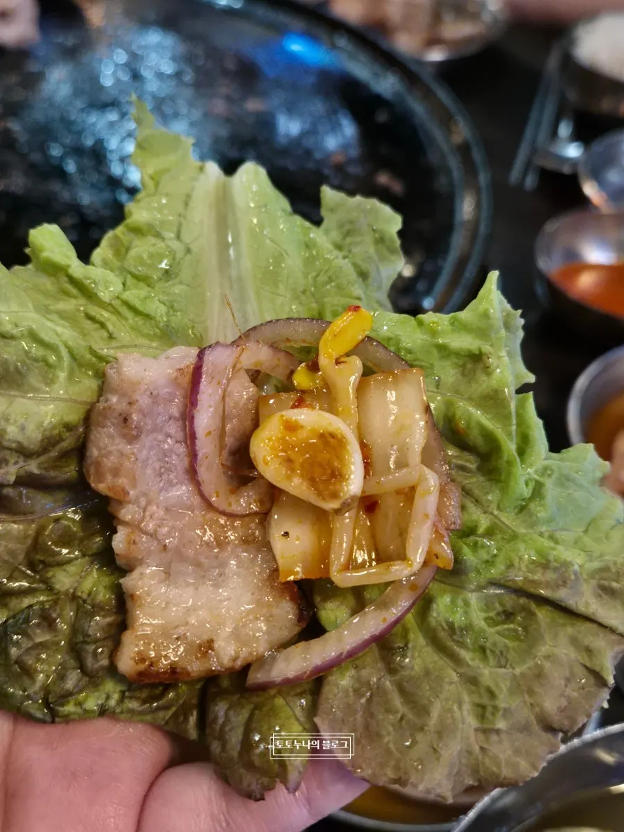 두툼하게 구워진 삼겹살 한 점