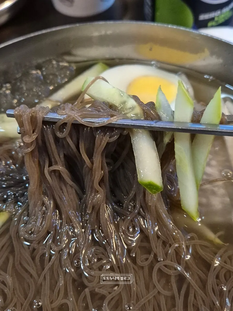 물냉면 면과 국물 클로즈업