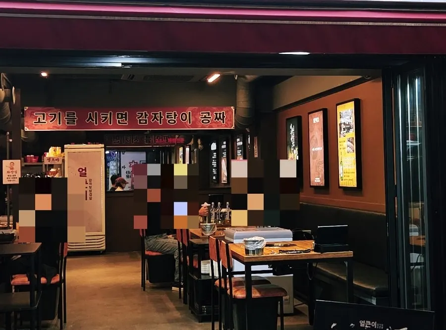 Interior of the restaurant with a barbecue-friendly atmosphere
