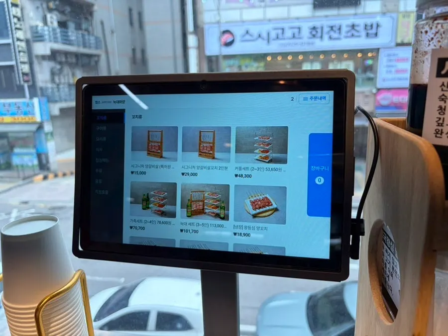 양과 늑대 인형이 있는 매장 한편