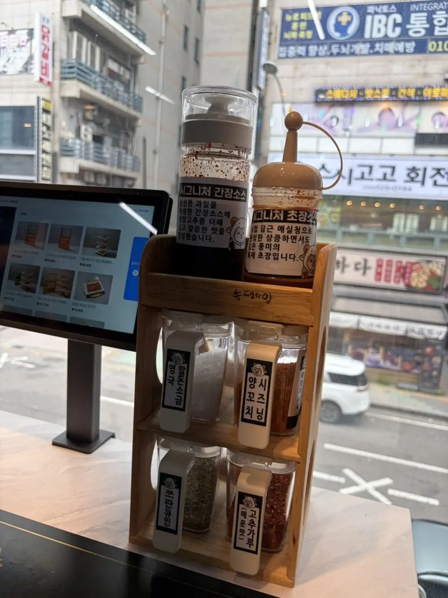 여러 반찬을 가져다 먹는 셀프코너