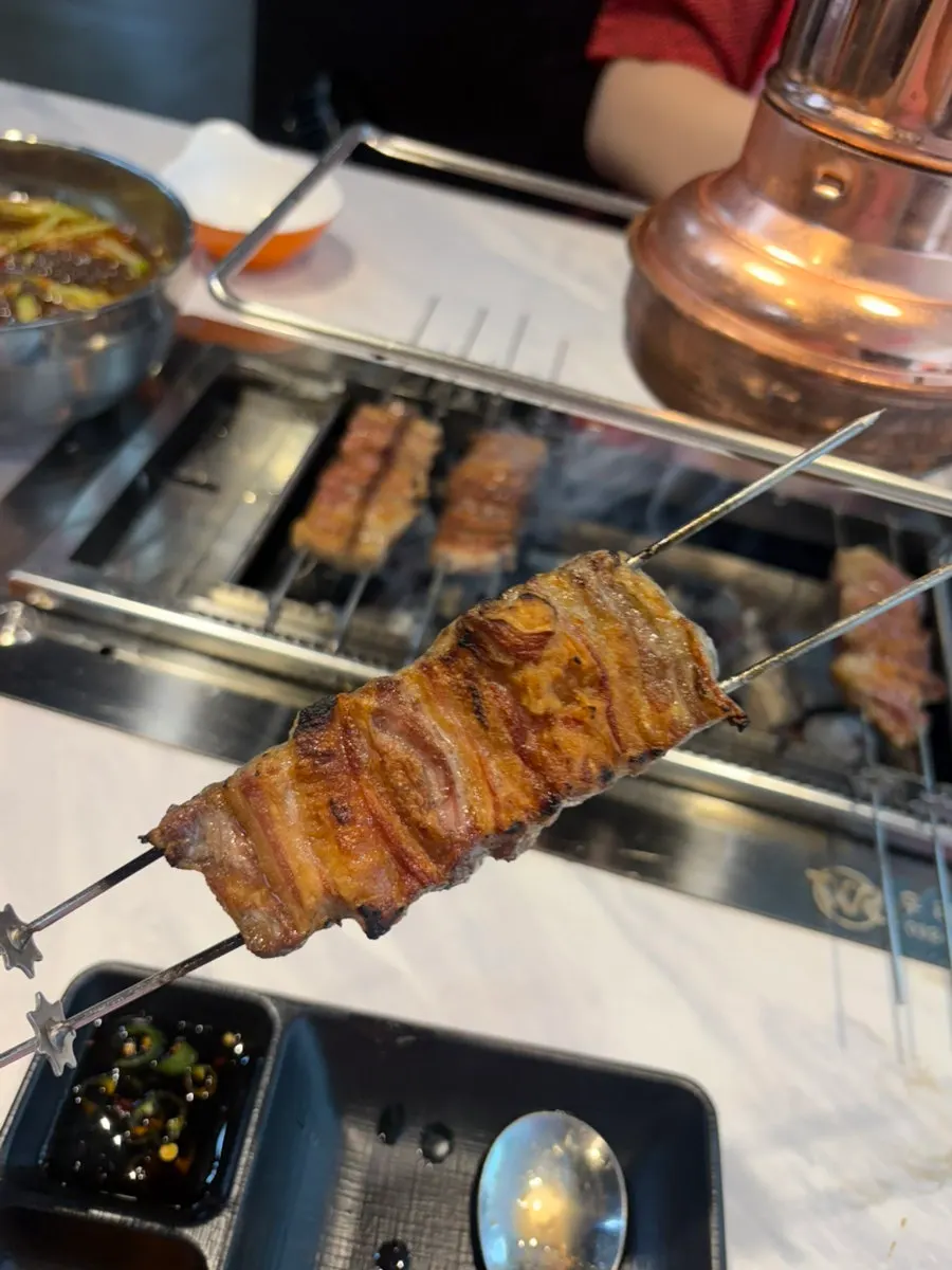 겉이 바삭하게 구워진 양갈비살